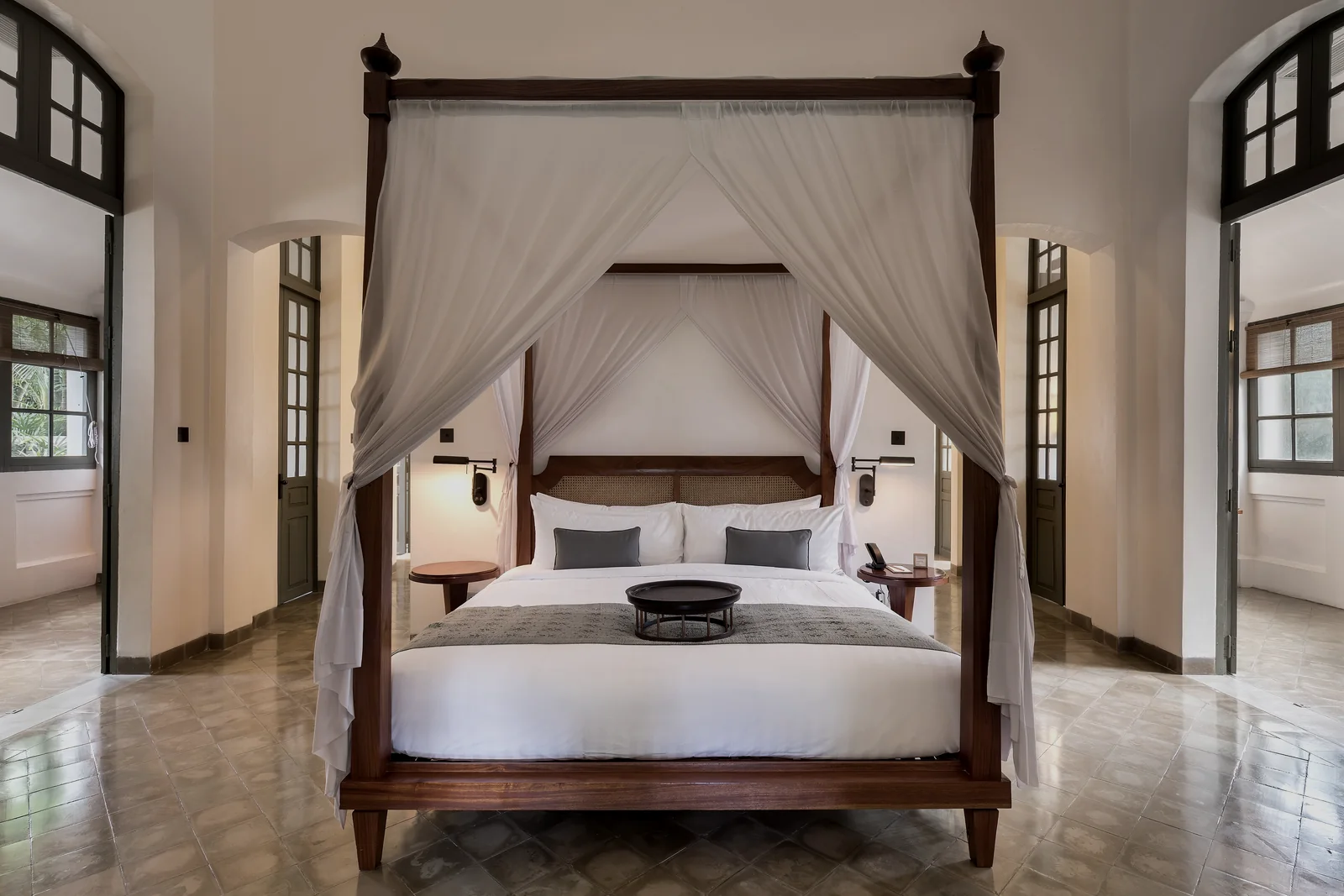 A restrained principal bedroom